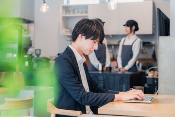 カフェでパソコンを使うビジネスマン