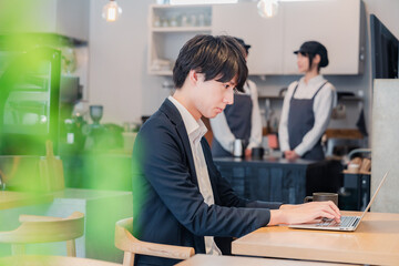 カフェでパソコンを使うビジネスマン