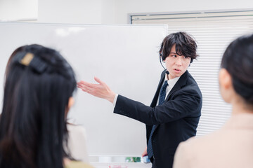 Fototapeta premium ビジネス講師の男性