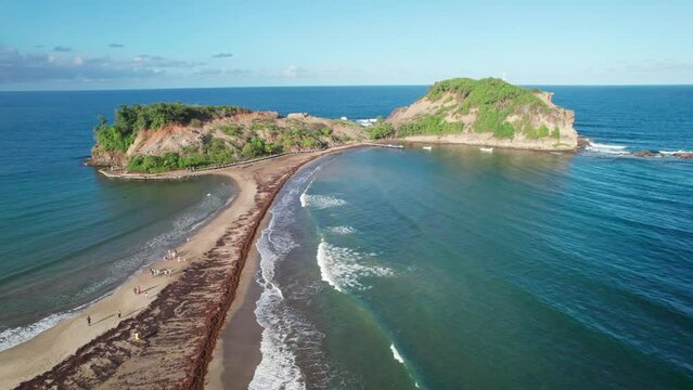 Le tombolo de Sainte-Marie est une curiosit&eacute; de la Martinique. Il s'agit d'une barri&egrave;re de sable se formant de fa&ccedil;on saisonni&egrave;re et reliant l'&icirc;let Sainte-Marie et la terre ferme.
