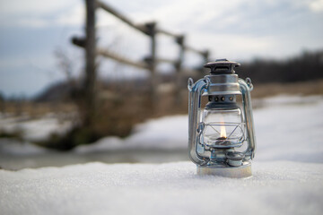 雪とオイルランタン