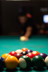 guy playing pool ready to hit with the cue - obrazy, fototapety, plakaty
