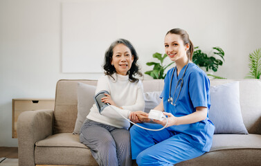 Obraz premium Medical doctor holing senior patient's hands and comforting her at home