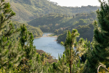 Montaña con lago Reserva Forestal