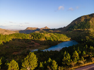 Montaña con lago Reserva Forestal