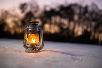 Fotobehang 雪とオイルランタン © 歌うカメラマン