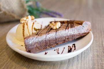 A brownie is a small chocolate cake, typical of the gastronomy of the United States. It is named...