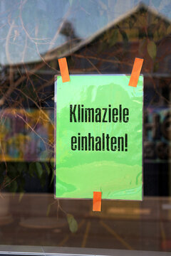 klimaziele einhalten - gr&uuml;ner zettel im fenster