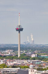 Köln Fernsehturm Colonius mit den Braunkohle- Kraftwerken im Rheinland im Hintergrund
