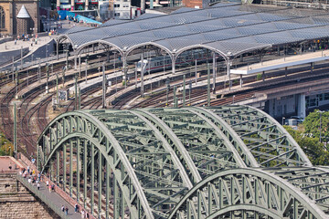 Köln Hauptbahnhof mit den Bögen der Hohenzollernbrücke