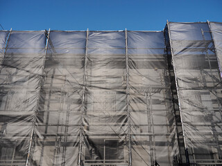 集合住宅の仮囲いと足場