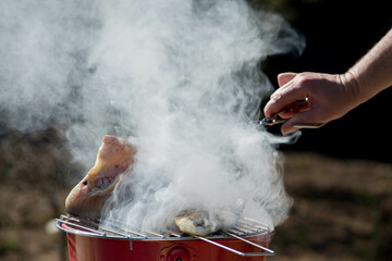 Barbacoa y brasas en el campo. Close Up. 