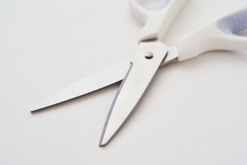 白い背景に置かれたハサミ