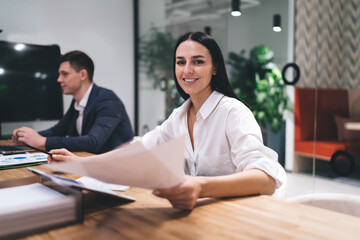 Obraz premium Business people on meeting with documents