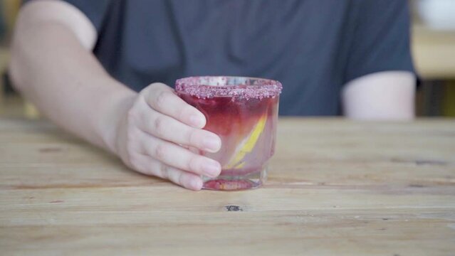 Mezcal con hielos, lim&oacute;n y granada en un vaso escarchado con sal.	