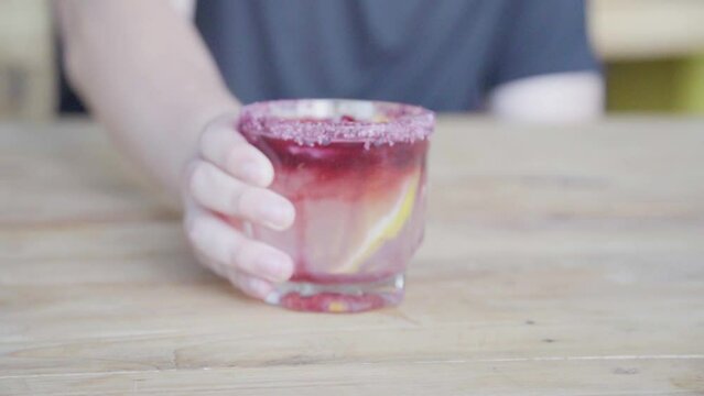 Mezcal con hielos, lim&oacute;n y granada en un vaso escarchado con sal.	