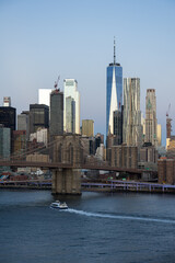 New York mit Brooklyn Bridge in der Dämmerung.