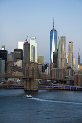 Obraz premium New York mit Brooklyn Bridge in der Dämmerung.