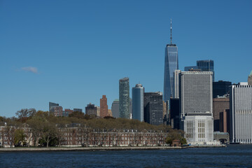 Obraz premium New York Skyline mit Govenors Island.