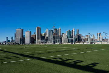 Sportplatz in Brooklyn mit Skyline von Manhattan und grünem Rasen in New York.