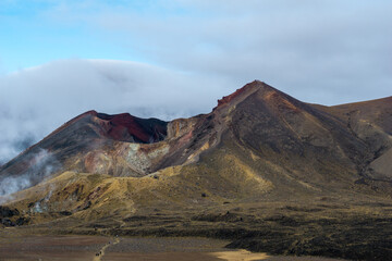 Vulkanlandschaft mit Krater und Wolken und Nebel in Neuseeland in Tongariro Nationalpark.