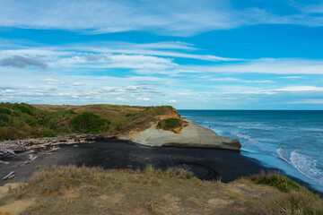 Fototapeta na wymiar Einsamer und wilder schwarzer Strand in Neuseeland.