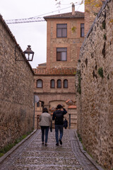 Pareja caminando por calle antigua