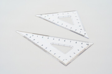 白い背景に置かれた三角定規