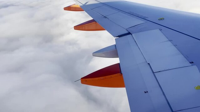 avion en mont&eacute;e dans les nuages