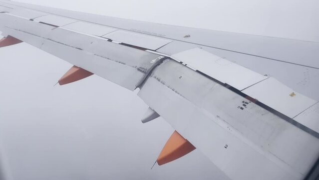 avion dans les nuages avant atterrissage