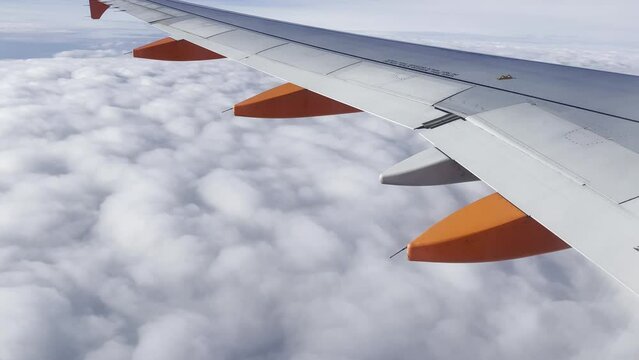 avion en croisi&egrave;re au dessus des nuages