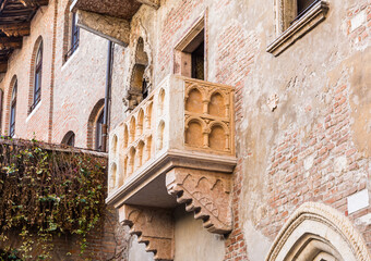 Fototapeta na wymiar Balcony of Juliet - house-museum of Juliet, described by William Shakespeare - historic centre of Verona, Veneto,northern Italy - September 9, 2021