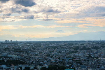 横浜市、みなとみらいから見える富士山と街並み