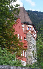 Fototapeta na wymiar Rotes Haus mit Wohnturm in Vaduz