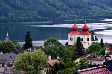 Blick auf die Kircht&uuml;rme von Millstatt und den Millst&auml;tter See (K&auml;rnten, &Ouml;sterreich)