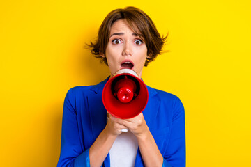 Obraz premium Photo of fear business lady scream bullhorn announce unbelievable news message isolated on bright color background