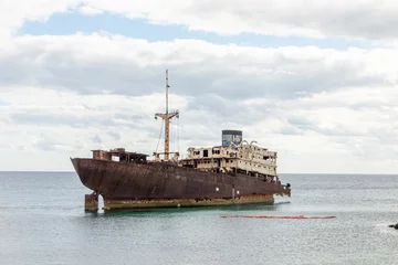 Papier Peint photo Naufrage old rusty sunken ship wreck in the harbor of Arrecife in Lanzarote