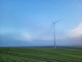 Elektrownia wiatrowa na wzgórzu o poranku. © Adam Sadlak