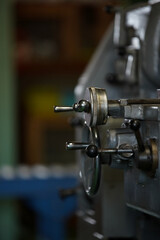 A handle that turns the lathe shaft
