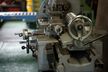 A handle that turns the lathe shaft
