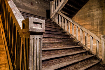 Escaleras en Ruina, Edificio abandonado.