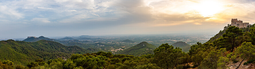 Panoramablick mit Blick auf das ehemalige Kloster von Sant Salvador