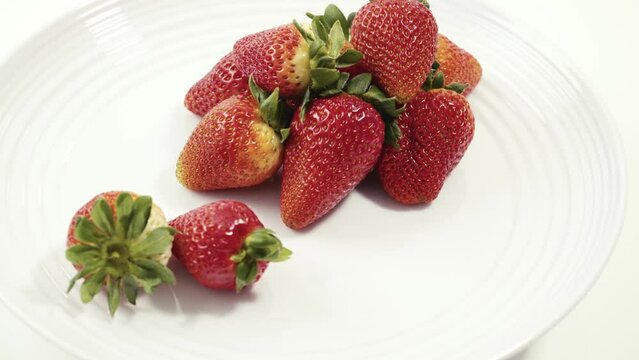 Fresas girando en fondo blanco