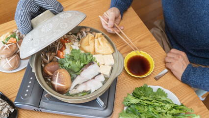 家庭で日本の鍋料理を食べる　イメージ