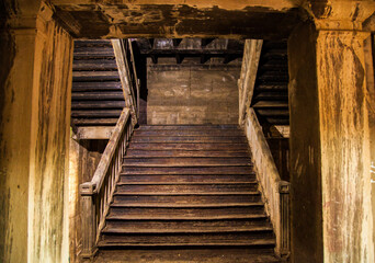 Escaleras en Ruina, Edificio abandonado.
