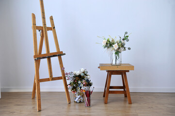 ambiente artistico de pintura com cavalete e flores 