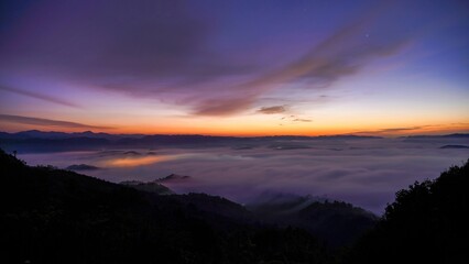 Fototapeta na wymiar 大撫山から見たブルーモーメントと雲海のコラボ情景＠兵庫