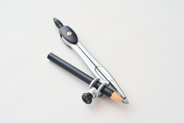 白背景に置かれたコンパス