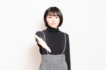 握手で手を差し出している若い女性
