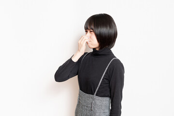 臭くて困っている若い女性